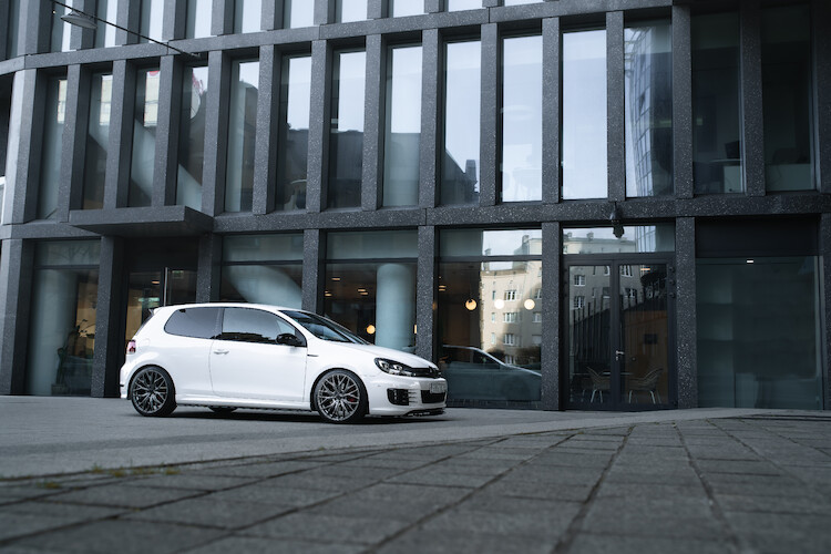 Volkswagen Golf VI – bogate wyposażenie standardowe i wysoki poziom bezpieczeństwa